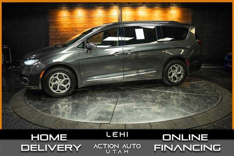 2022 Chrysler Pacifica Limited, photo 1 of 11