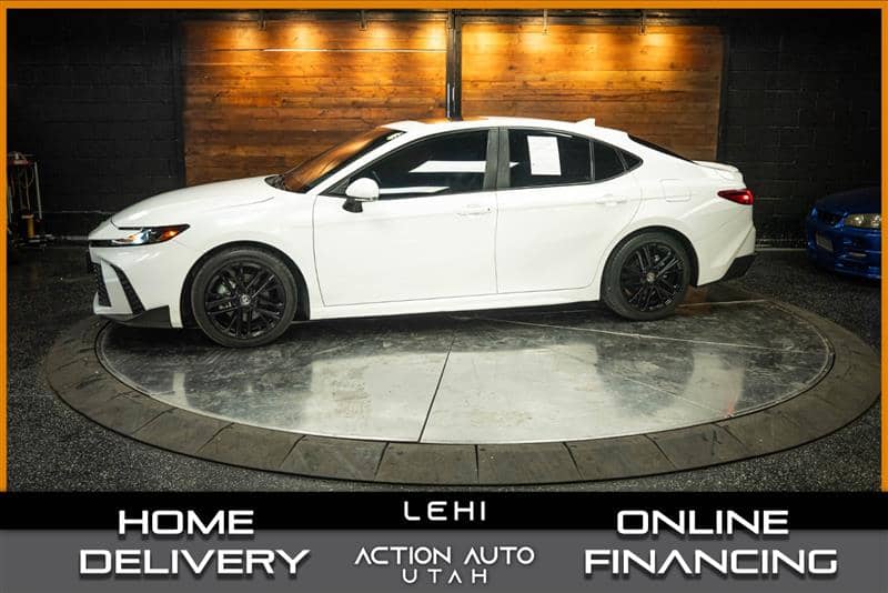 2025 Toyota Camry SE, photo 1 of 11