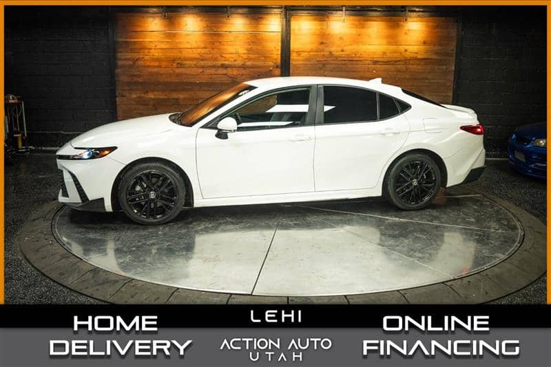 2025 Toyota Camry SE, photo 1 of 11