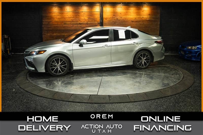 2023 Toyota Camry SE, photo 1 of 11
