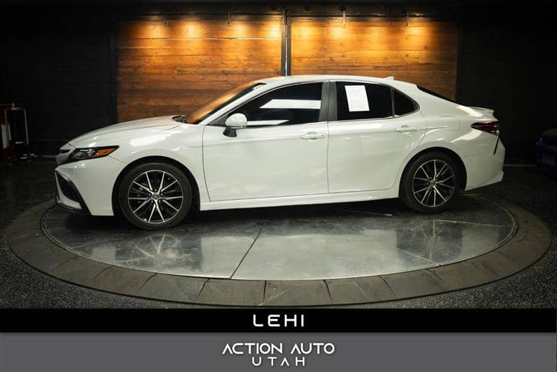2023 Toyota Camry SE, photo 1 of 11