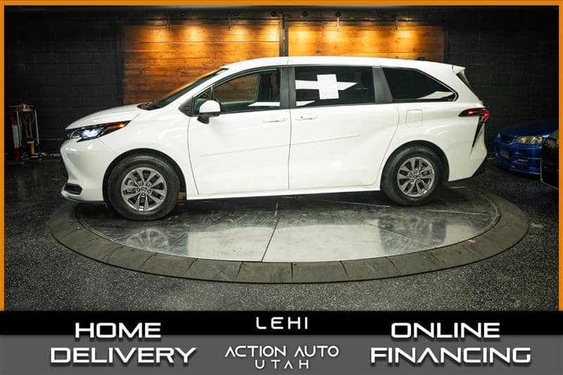 2024 Toyota Sienna LE, photo 1 of 11