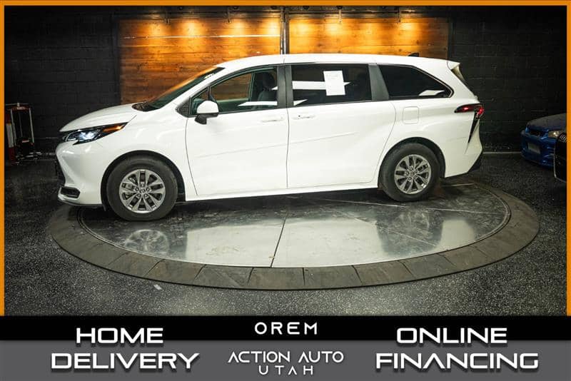 2024 Toyota Sienna LE, photo 1 of 11