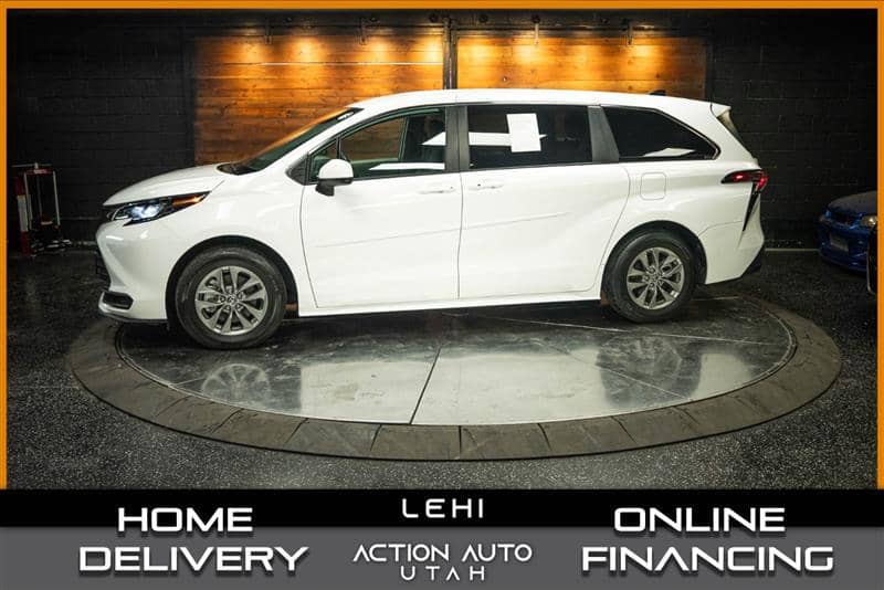 2024 Toyota Sienna LE, photo 1 of 11