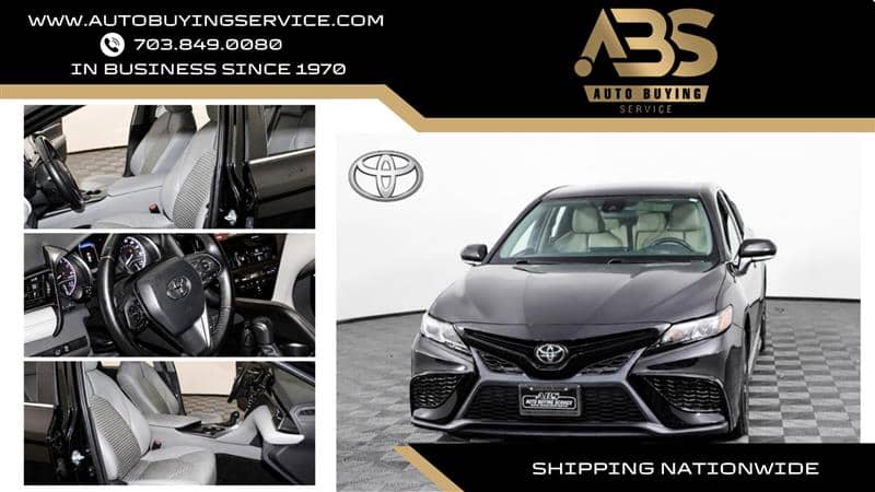 2022 Toyota Camry SE, photo 1 of 11