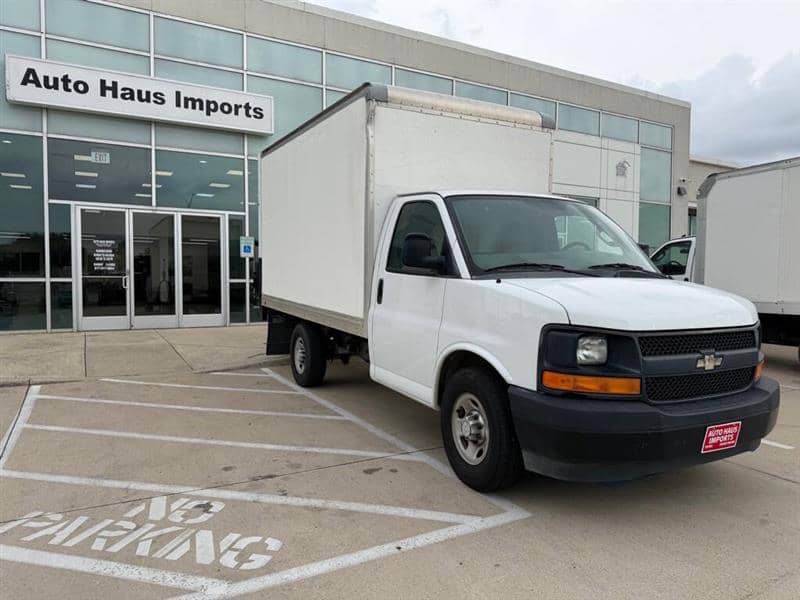 2017 Chevrolet Express 3500 2dr 139 in. WB Cutaway, photo 1 of 11