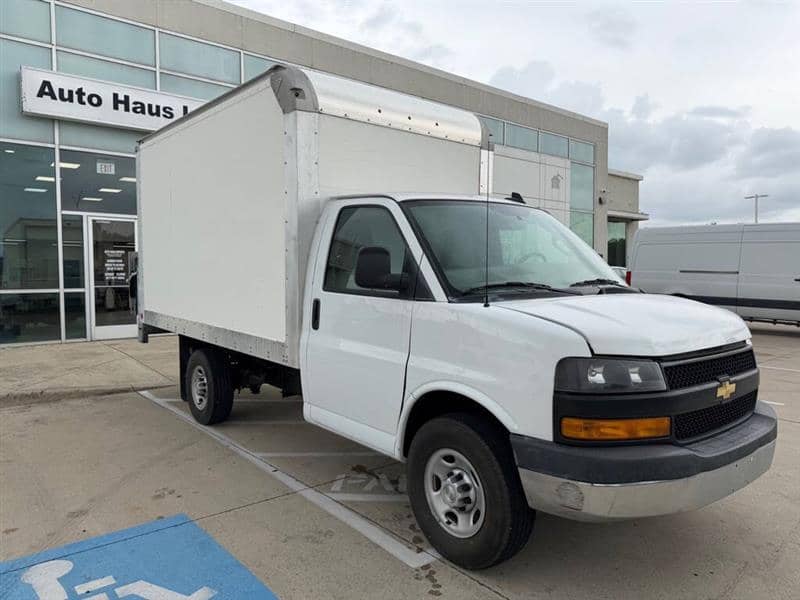2024 Chevrolet Express 3500 2dr 139 in. WB Cutaway, photo 1 of 11