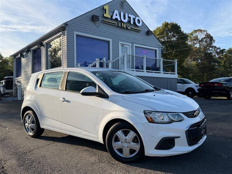 2019 Chevrolet Sonic LT, photo 1 of 11