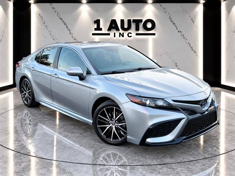 2021 Toyota Camry SE, photo 1 of 11
