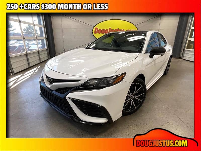 2024 Toyota Camry SE, photo 1 of 11