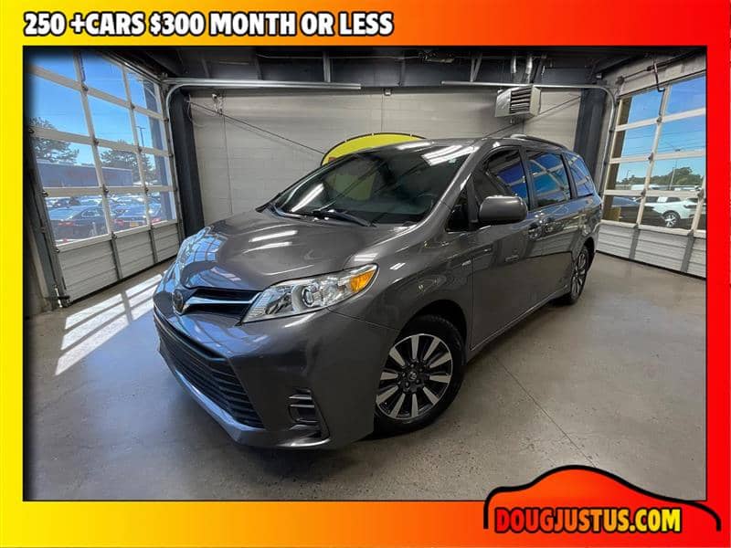2018 Toyota Sienna LE, photo 1 of 11