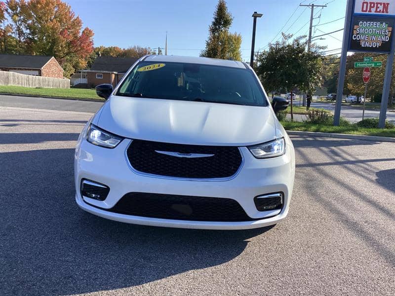 2024 Chrysler Pacifica Touring L, photo 1 of 11