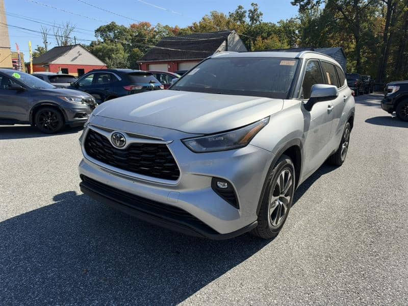 2021 Toyota Highlander XLE, photo 1 of 11