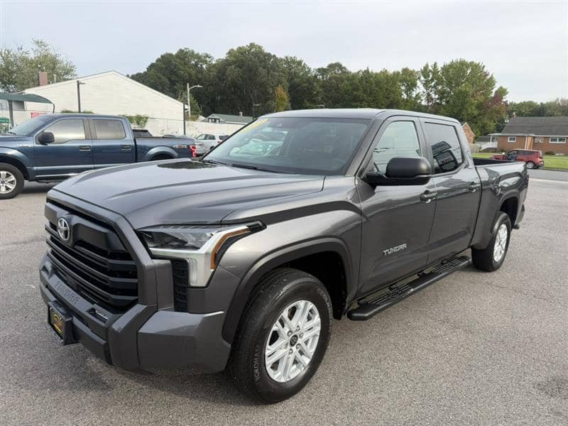 2024 Toyota Tundra SR5, photo 1 of 11