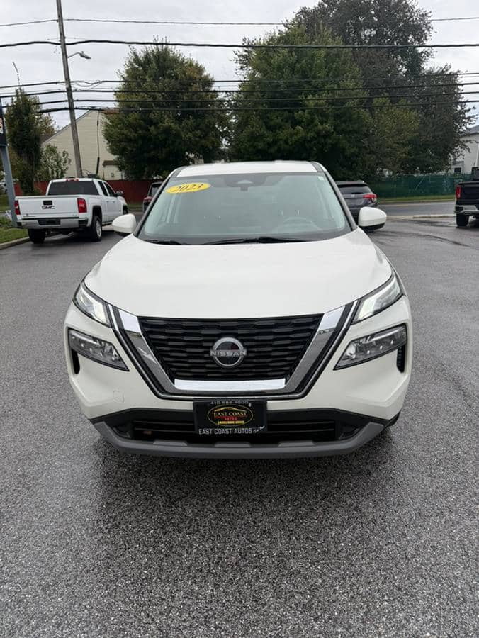 2023 Nissan Rogue SV, photo 1 of 11