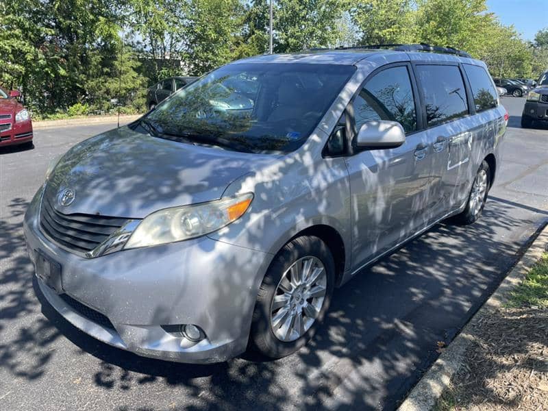 2012 Toyota Sienna XLE, photo 1 of 11