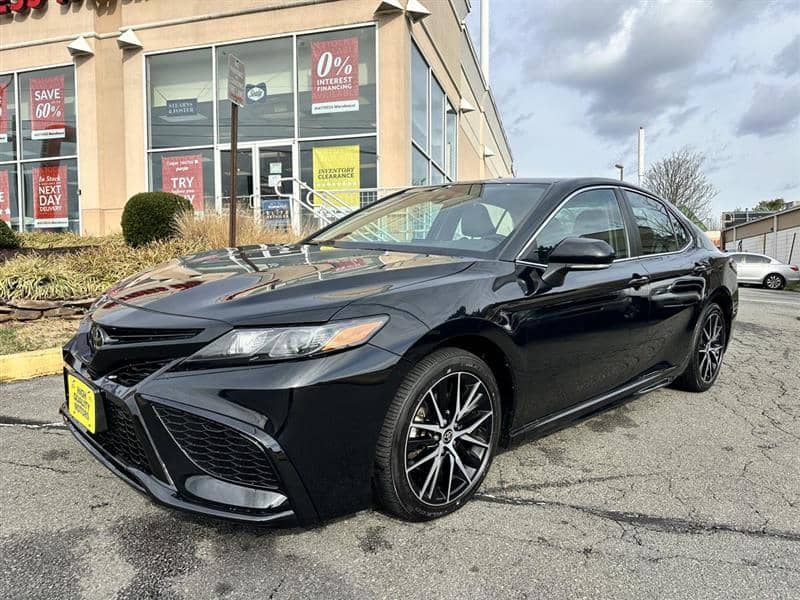 2023 Toyota Camry SE Sedan 4D, photo 1 of 11