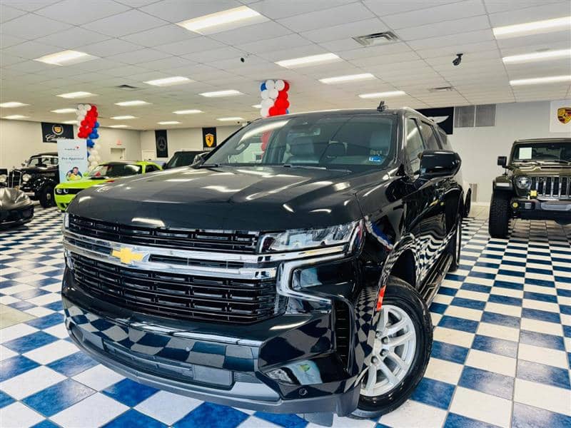 2023 Chevrolet Suburban LT, photo 1 of 11