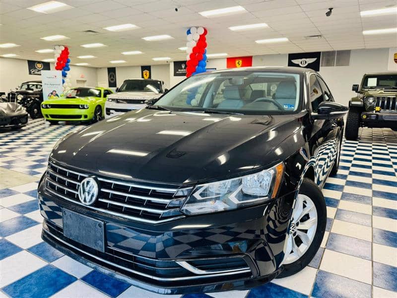 2018 Volkswagen Passat 2.0T S/R-Line, photo 1 of 11
