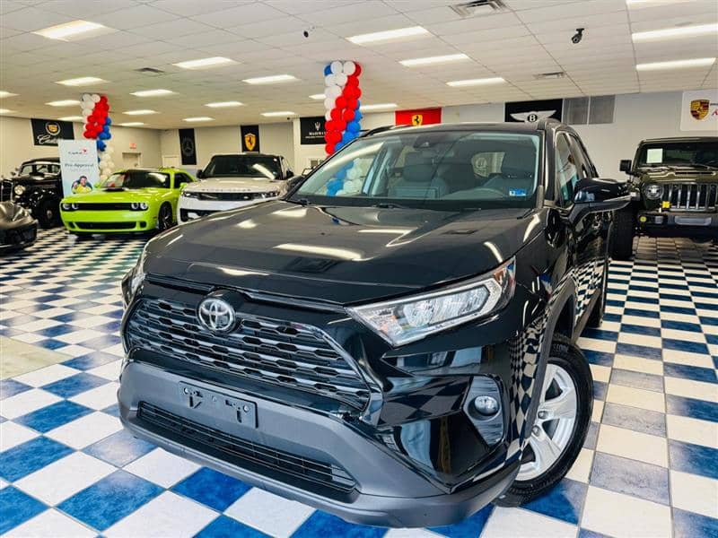 2019 Toyota RAV4 XLE, photo 1 of 11