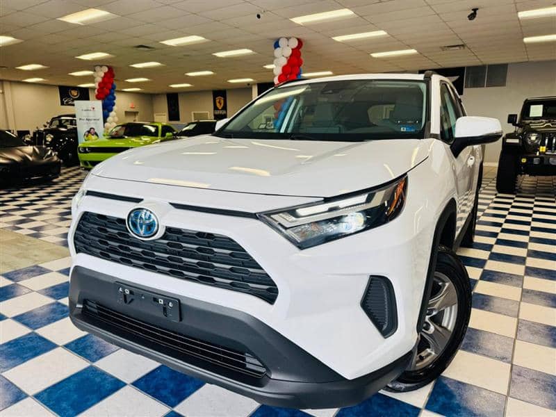2024 Toyota RAV4 Hybrid XLE, photo 1 of 11