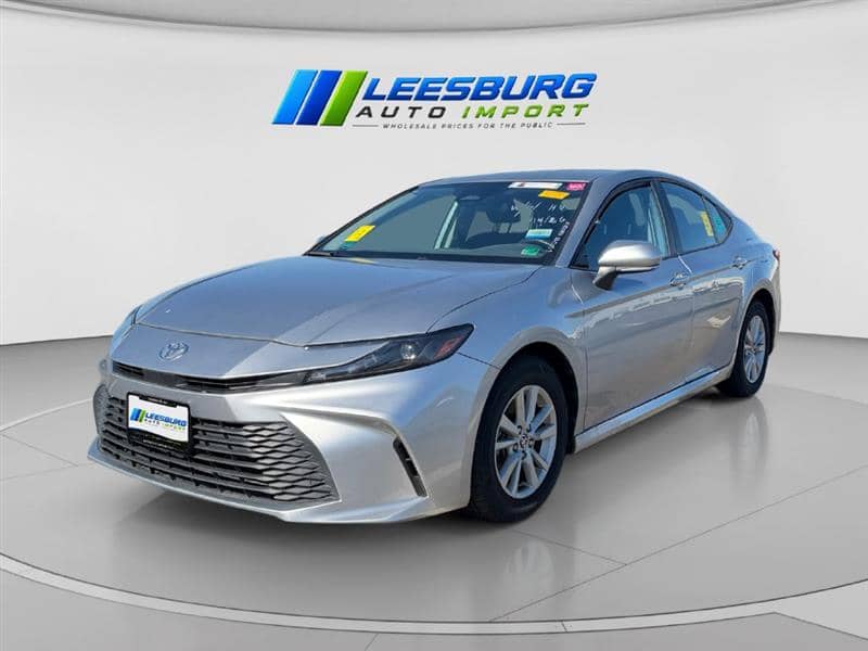 2025 Toyota Camry LE, photo 1 of 11