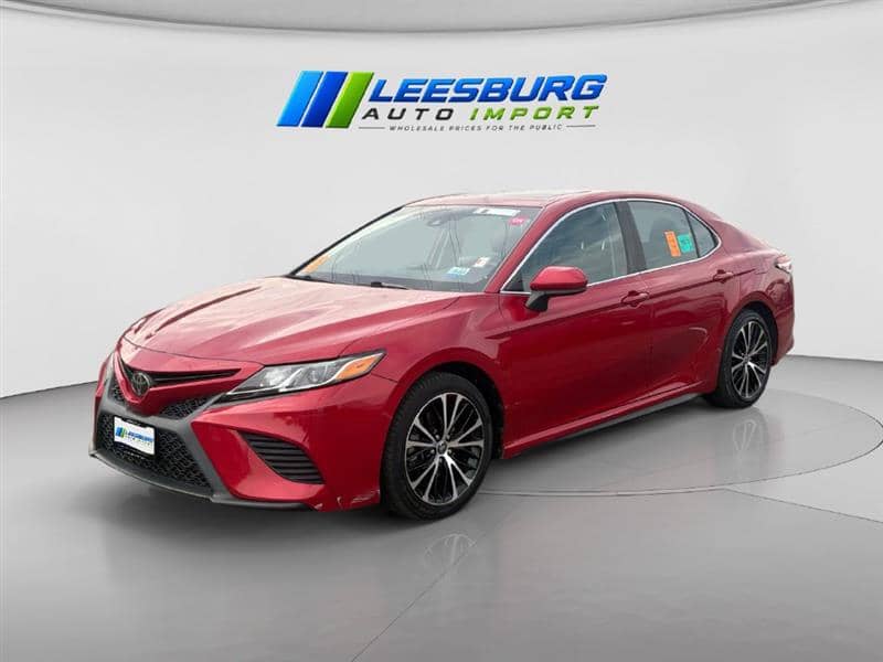 2020 Toyota Camry SE, photo 1 of 11