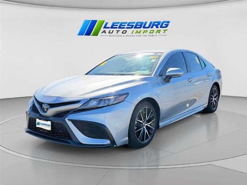 2024 Toyota Camry SE, photo 1 of 11