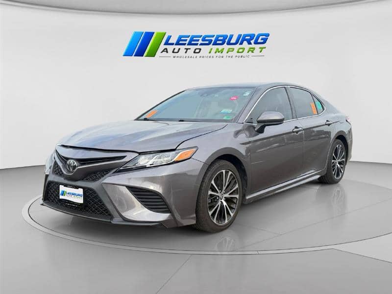 2020 Toyota Camry SE, photo 1 of 11