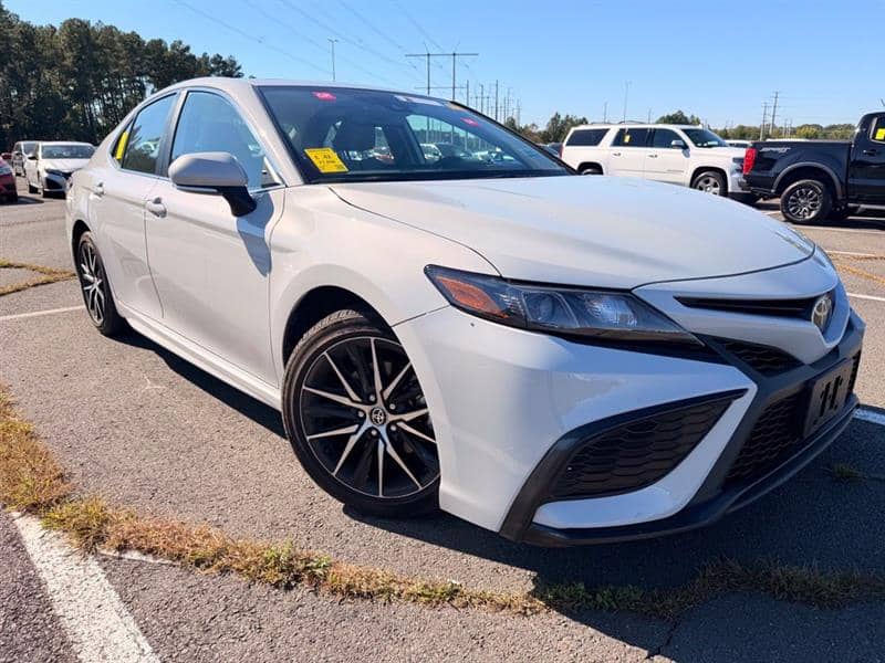 2024 Toyota Camry SE, photo 1 of 11
