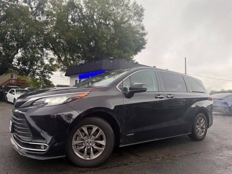 2021 Toyota Sienna XLE, photo 1 of 5