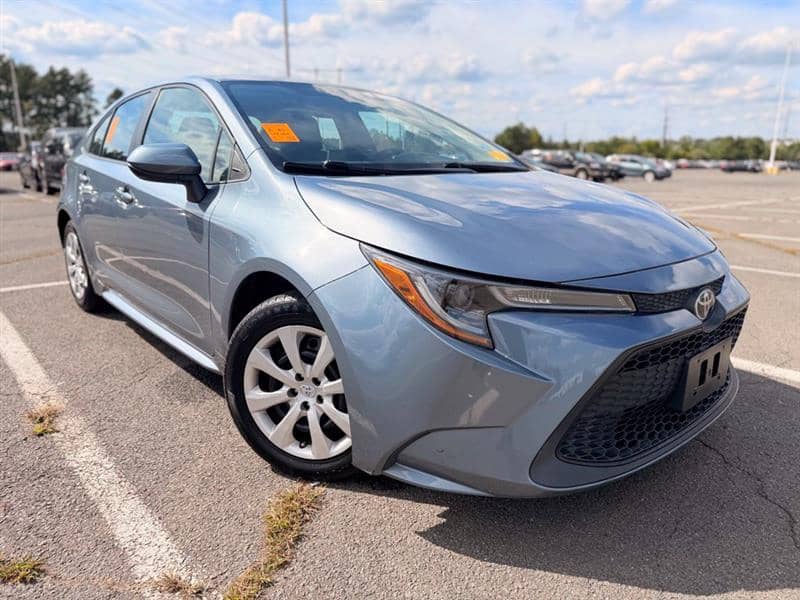2020 Toyota Corolla LE, photo 1 of 11