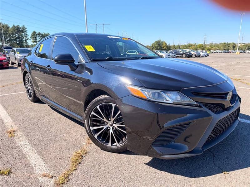 2018 Toyota Camry SE, photo 1 of 11