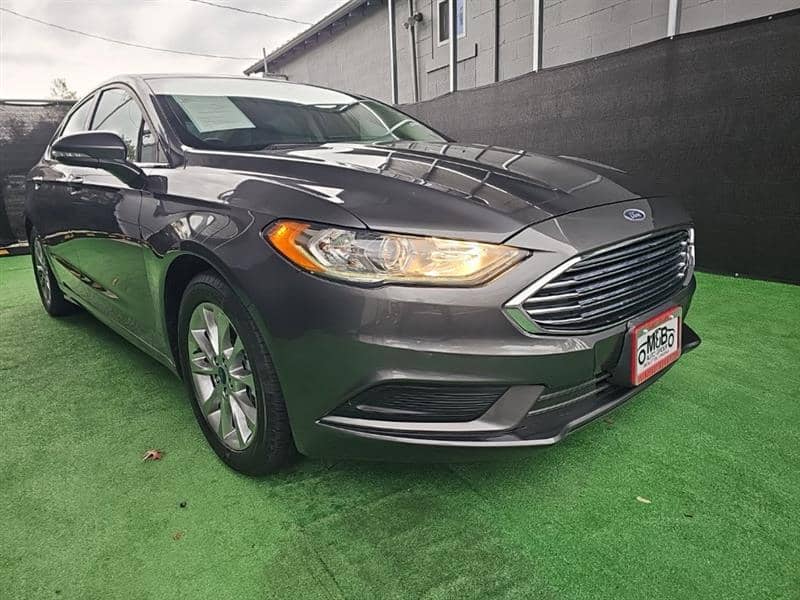 2017 Ford Fusion SE, photo 1 of 11