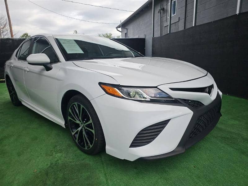 2020 Toyota Camry SE, photo 1 of 11