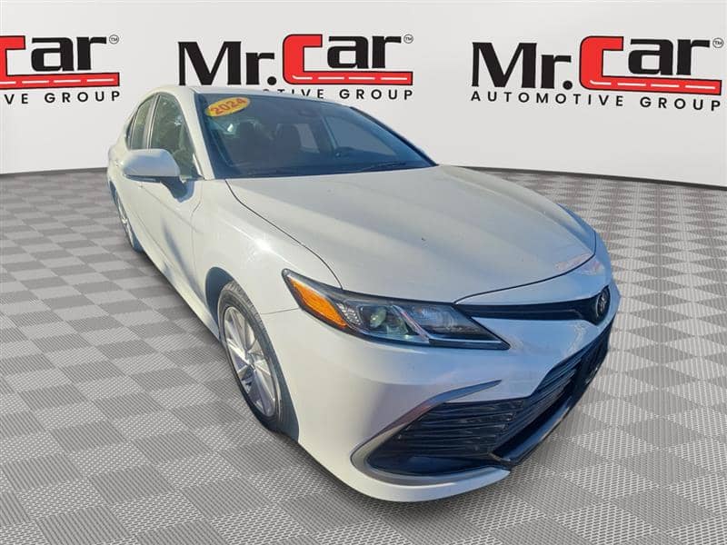 2024 Toyota Camry LE, photo 1 of 11