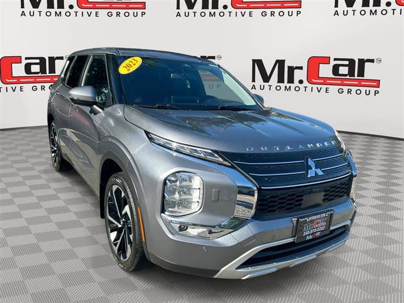 2023 Mitsubishi Outlander SE, photo 1 of 11