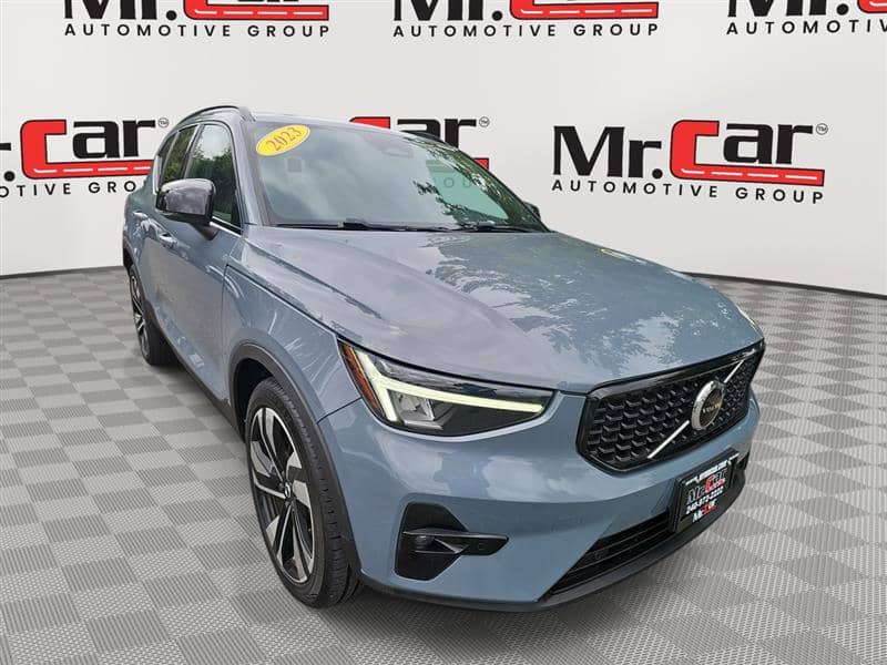 2023 Volvo XC40 Plus Dark Theme, photo 1 of 11