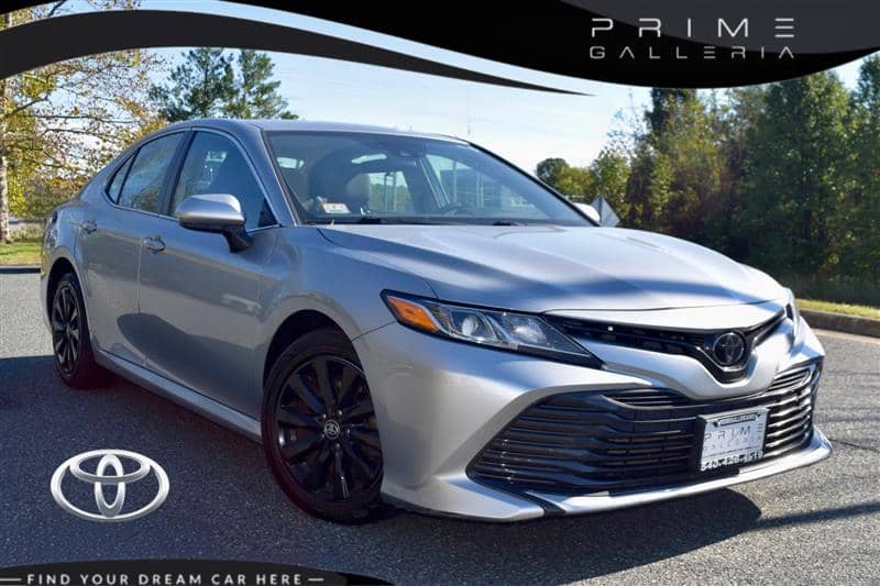 2020 Toyota Camry LE, photo 1 of 11