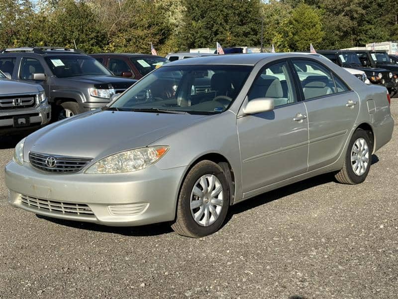 2006 Toyota Camry LE, photo 1 of 11